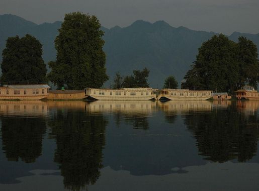 File:Kashmir houseboats.jpg - Wikimedia Commons