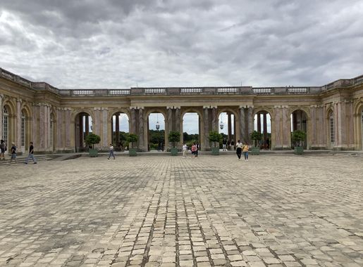 File:Entrance to the Grand Trianon.jpg - Wikimedia Commons