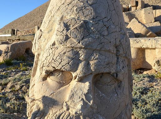 File:Head of Heracles Artagnes Ares on the West terrace of Nemrut Dagı, the  tomb of king Antiochus I Theos of Commagene (ruled 70-31 BCE), Turkey  (35214876973).jpg - Wikimedia Commons