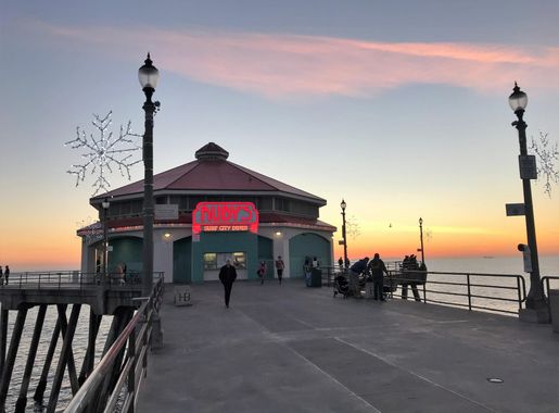 File:Ruby's Diner Huntington Beach at sunset.jpg - Wikimedia Commons