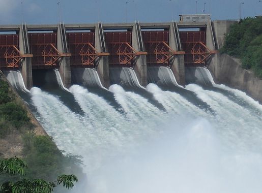 File:Akosombo Dam is spilling water, Ghana.JPG - Wikipedia