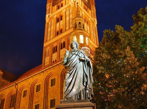 File:Nicolaus Copernicus monument in Toruń.jpg - Wikimedia Commons