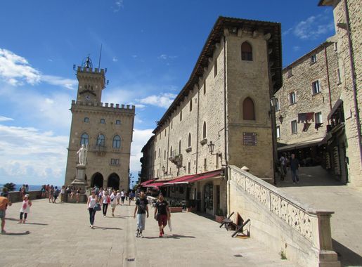 File:Piazza della Liberta din San Marino2.jpg - Wikimedia Commons