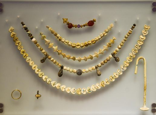 File:Minoan necklaces bone ivory Heraklion.jpg - Wikimedia Commons