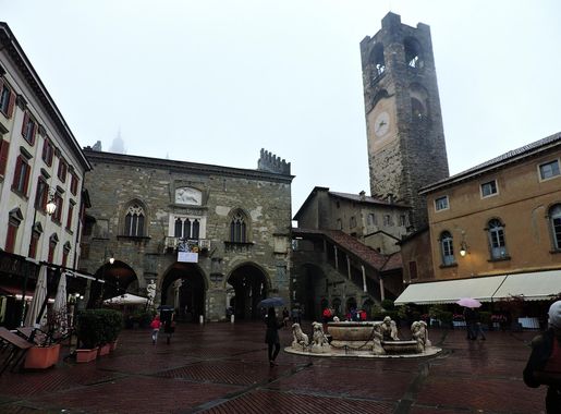 File:Piazza Vecchia, Bergamo Alta (31957490005).jpg - Wikimedia Commons
