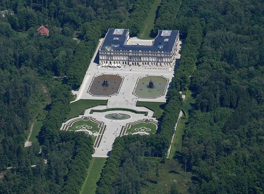 File:Aerial image of the New Palace Herrenchiemsee.jpg - Wikimedia Commons