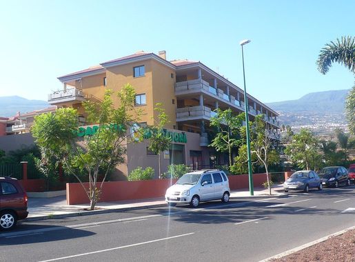 File:Im oberen Teil von Puerto de la Cruz (La Paz-El Durazno), Der zweite  große Supermarkt - panoramio.jpg - Wikimedia Commons