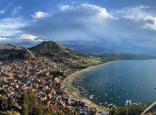 File:Copacabana, Bolivia at sunset.jpg - Wikimedia Commons