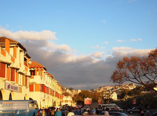 File:Avenue de l'Independence Antananarivo Madagascar.JPG - Wikipedia