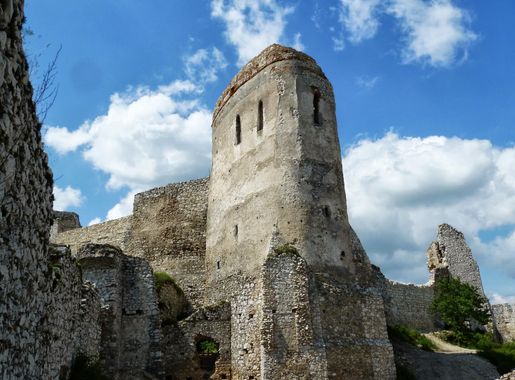 File:Main tower at Cachtice Castle, Slovakia.JPG - Wikipedia