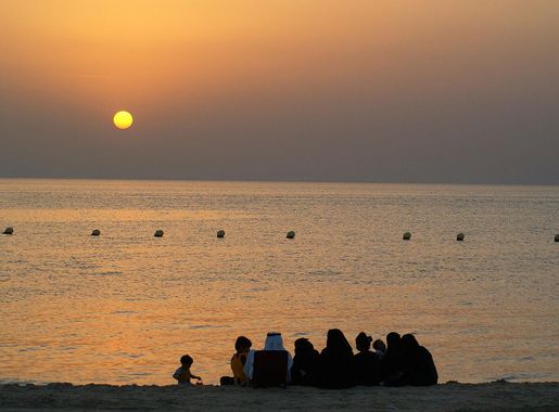 File:A family of saudis at khobar half moon beach (2931856166).jpg -  Wikimedia Commons