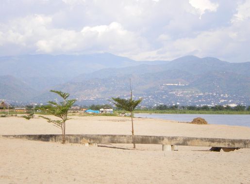 File:Tanganyika Lake 1.JPG - Wikimedia Commons