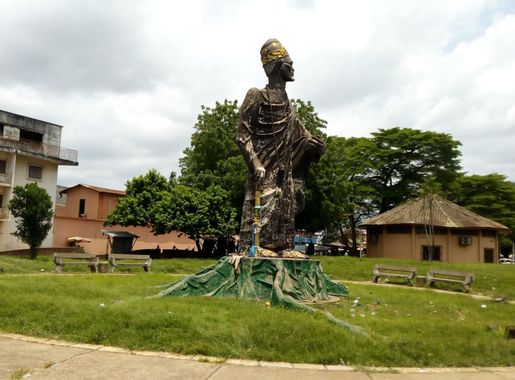 Fichier:Statue du roi toffa 1er a la place jean byaol a porto novo au Benin.jpg  — Wikipédia