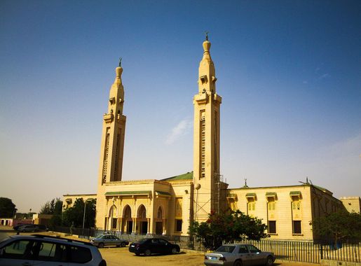 File:Grand Saudi Mosque (15143368306).jpg - Wikimedia Commons