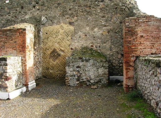 File:Macellum - Altare esterno.JPG - Wikipedia