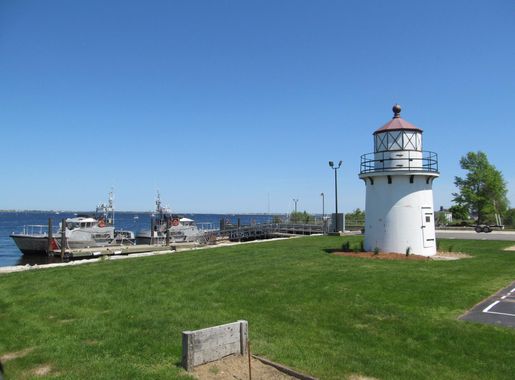 File:Newburyport Harbor Front Range Light, May 2012, Newburyport MA.jpg -  Wikimedia Commons