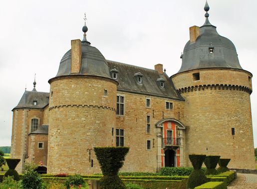 File:Château de Lavaux-Sainte-Anne.JPG - Wikimedia Commons