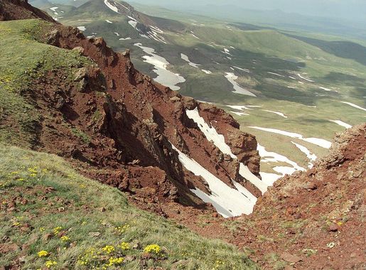 File:Azhdahak Mount, Geghama range, Armenia - panoramio.jpg - Wikimedia  Commons