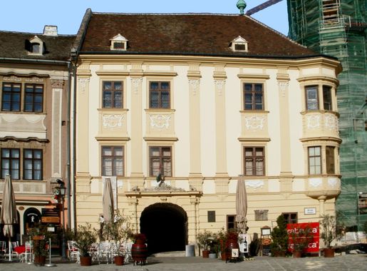 File:Sopron, Fő tér 8. Storno ház.jpg - Wikimedia Commons