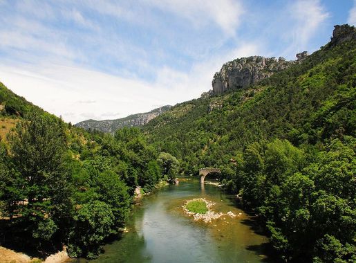 File:Looking North into the Tarn canyon from the bridge at Le Rozier -  panoramio.jpg - Wikimedia Commons