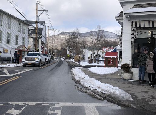 File:Looking towards Overlook Mountain from Woodstock town center.jpg -  Wikimedia Commons