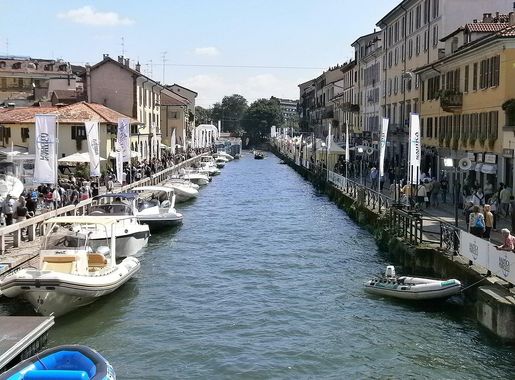 File:The Naviglio Grande in Milan - 01 - during fiera NavigaMi boat Show -  salone nautico NavigaMi.JPG - Wikipedia