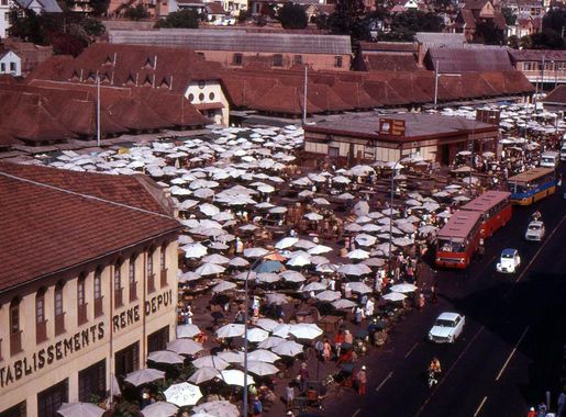 File:Zoma market in Tananarive (3187710454).jpg - Wikimedia Commons