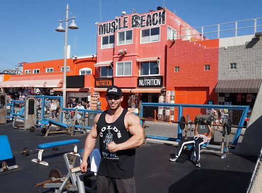 File:Richard Richie Fedorcak USA Venice Beach - MUSCLE BEACH.jpg -  Wikimedia Commons