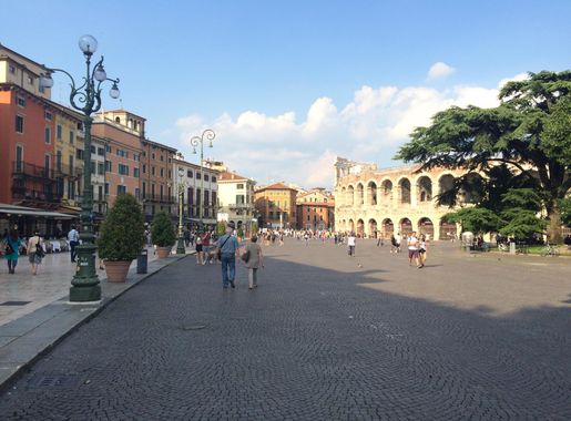 File:Piazza Bra, Verona.jpg - Wikimedia Commons