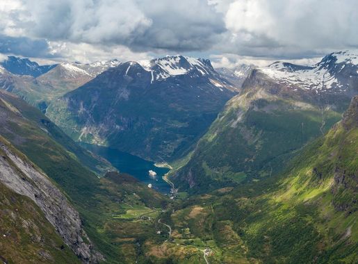 File:A view towards Geirangerfjord from Dalsnibba, Møre og Romsdal, Norway,  2013 June.jpg - Wikimedia Commons