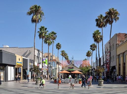 File:Santa Monica – Third Street Promenade (a) 06 Sept 2017.jpg - Wikimedia  Commons