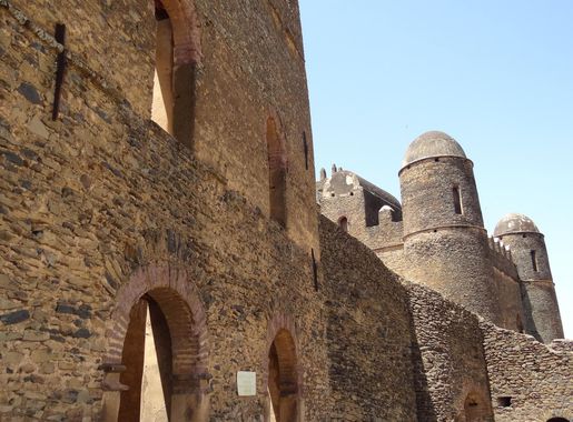 File:Architecture in Royal Enclosure (Fasil Ghebbi) - Gondar - Ethiopia -  04 (8685286229).jpg - Wikimedia Commons