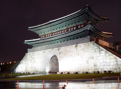 File:Jangan Gate - Hwaseong Fortress - Nighttime western view -  2008-10-23.JPG - Wikimedia Commons