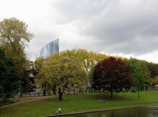 File:Parc de la Boverie depuis le Quai Mativa à Liège.jpg - Wikimedia  Commons