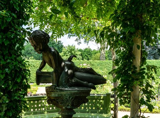 File:Sanssouci - Schloss Charlottenhof - Rosengarten - DSC4675.jpg -  Wikimedia Commons