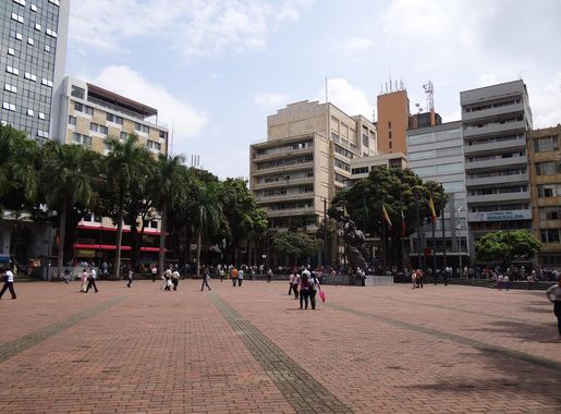 File:Plaza Bolivar Pereira.JPG - Wikimedia Commons