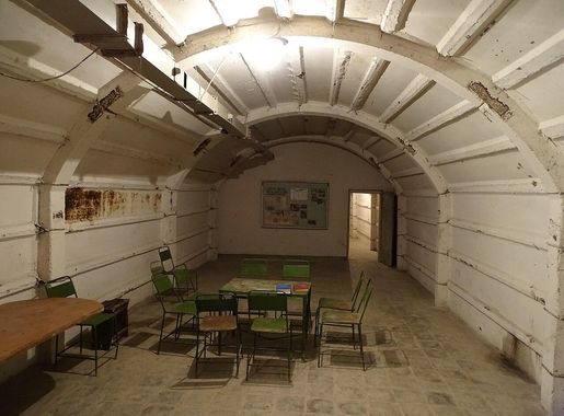 File:Meeting Room in Cold War Tunnel - Gjirokastra - Albania  (40628981790).jpg - Wikimedia Commons