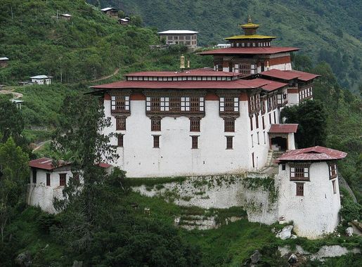 File:Close view of Lhuentse Dzong.jpg - Wikimedia Commons