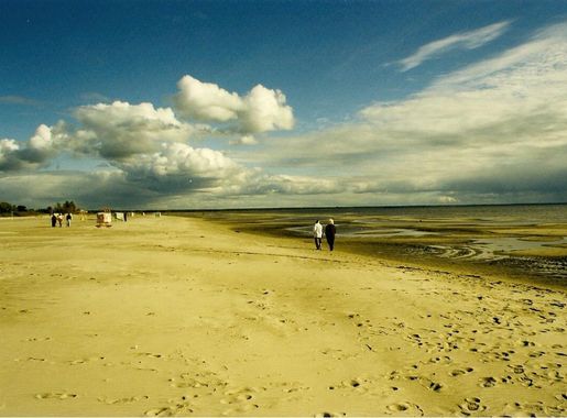 File:Pärnu-the beach.jpg - Wikimedia Commons