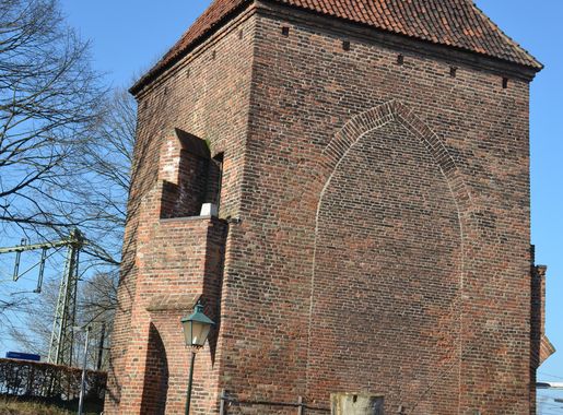 Bestand:Historic tower besides the railwaystation at Zutphen -  Kruittoren.jpg - Wikipedia