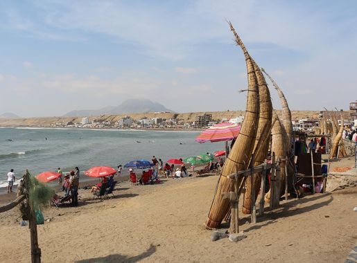 File:Huanchaco Beach.jpg - Wikimedia Commons
