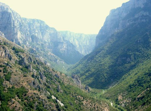 File:Vikos Gorge, Epirus, Greece 01.jpg - Wikimedia Commons