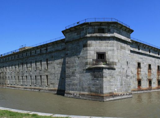 File:Fort Delaware Pea Patch Island Showing Moat in 2011.jpg - Wikipedia