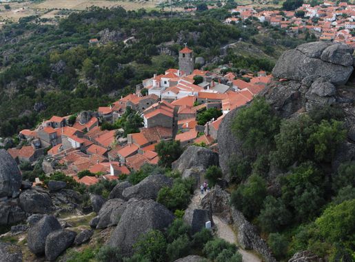 Ficheiro:Aldeia velha de Monsanto - Vista de cima.jpg – Wikipédia, a  enciclopédia livre