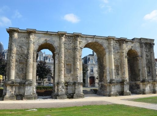 Fichier:The Porte Mars, an ancient Roman triumphal arch in Reims dating  from the 3rd century AD and the widest arch in the Roman world,  Durocortorum (Reims, France) (9292401065).jpg — Wikipédia
