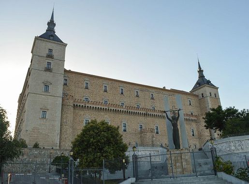File:Alcázar De Toledo (221301703).jpeg - Wikimedia Commons