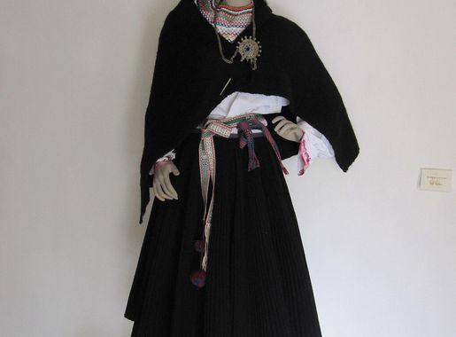 File:Saraguro dress.JPG - Wikimedia Commons