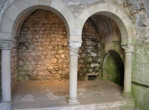 File:Spain.Girona.Banys.Arabs.Caldarium.JPG - Wikimedia Commons