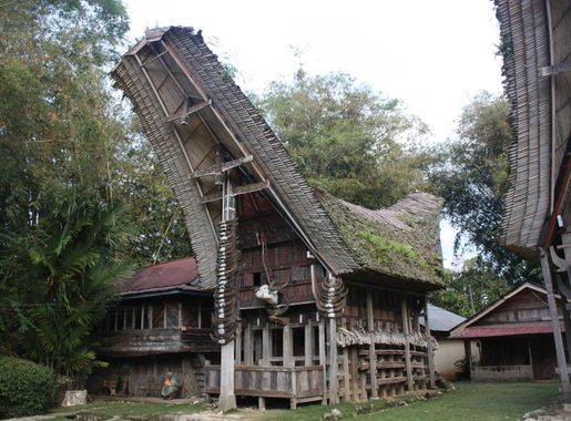 Berkas:Tana Toraja, Kete Kesu, tongkonan (6823189476).jpg - Wikipedia  bahasa Indonesia, ensiklopedia bebas