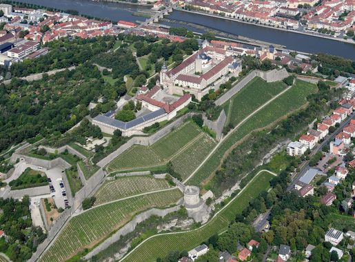 Datei:Aerial image of the Marienberg Fortress and its outer bastions (view  from the southwest).jpg – Wikipedia
